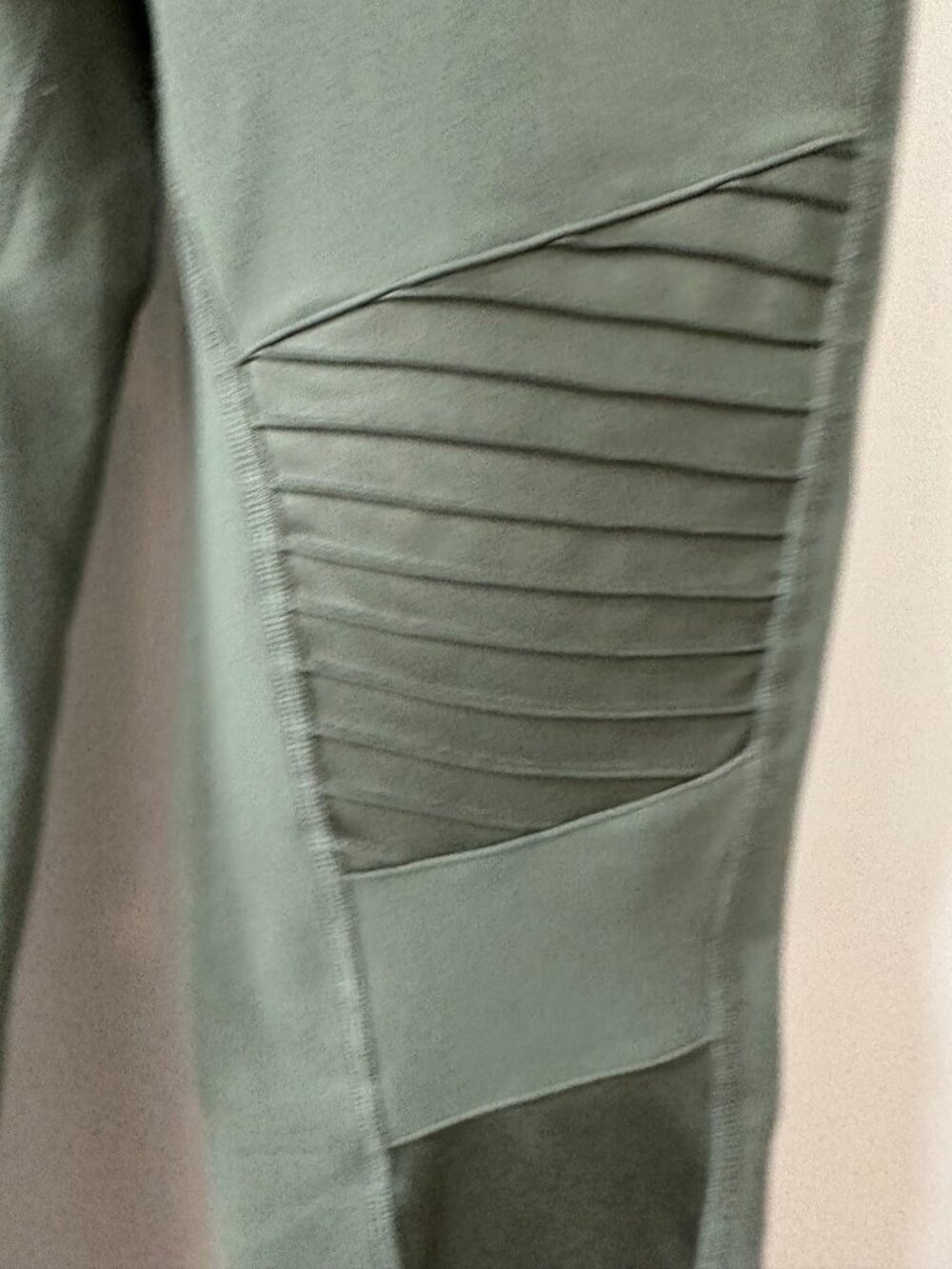 Alo Yoga High Waist Moto Legging, Hunter Olive Green, Size Small - Picture 4 of 9